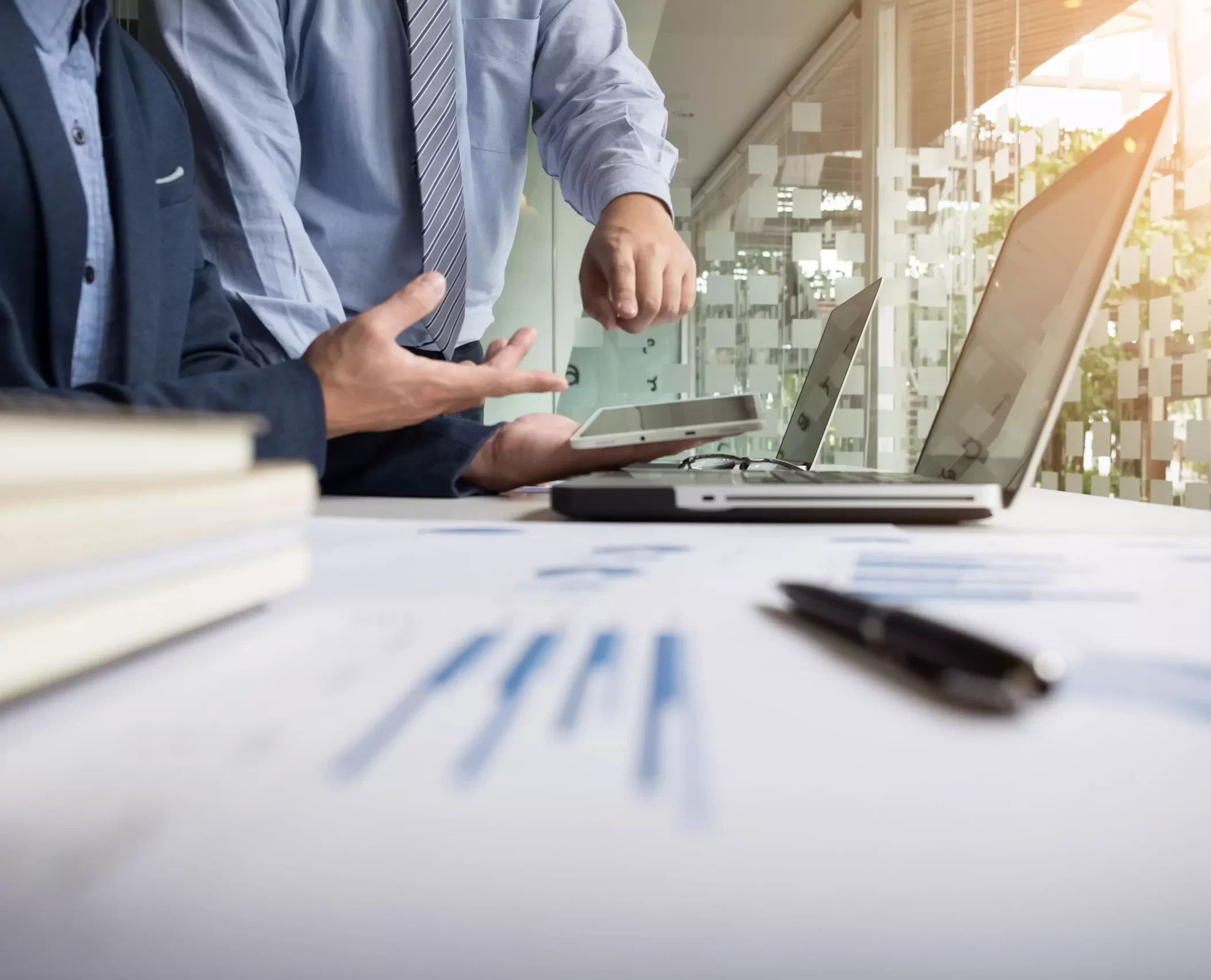 AnyConv.com__assessoria-de-negocios-que-analisa-figuras-financeiras-indicando-o-progresso-no-trabalho-da-empresa